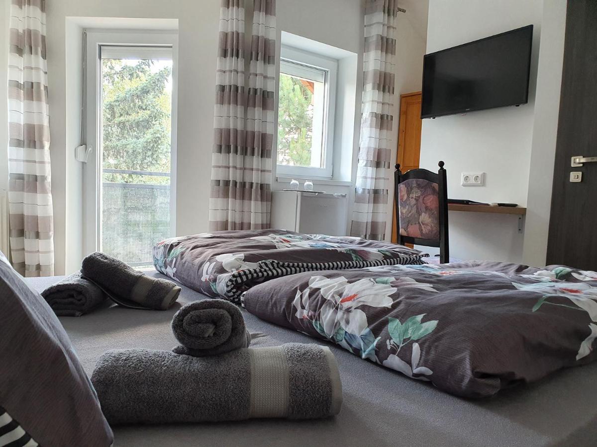 Monostor Panzio Bed & Breakfast Komarom Ngoại thất bức ảnh