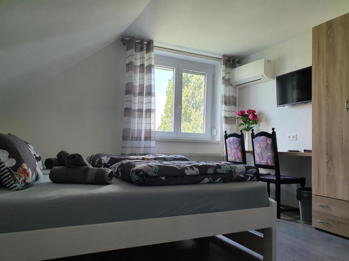 Monostor Panzio Bed & Breakfast Komarom Ngoại thất bức ảnh