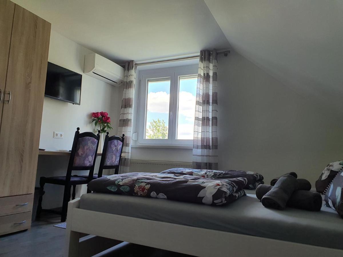 Monostor Panzio Bed & Breakfast Komarom Ngoại thất bức ảnh